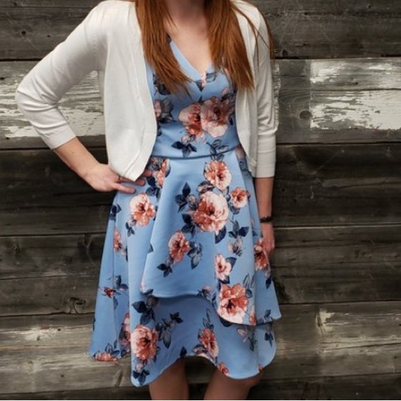 Sift Blue Floral Peplum Dress with dainty shoulder cutouts. Size large - Picture 8 of 9